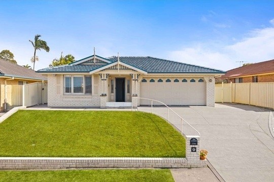 Spacious 4 Bed home with large enclosed patio
